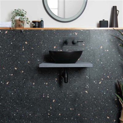 Juodos „Terrazzo“ plokščių plytelės vonios kambariui