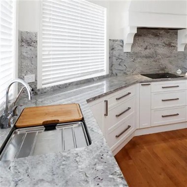 Perkūno balto granito virtuvė